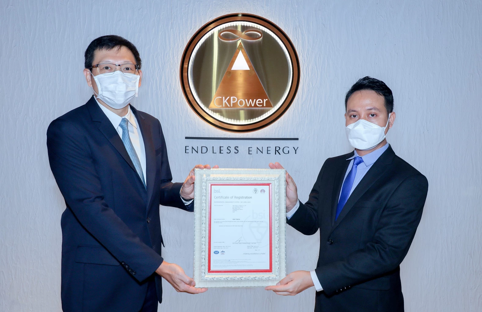 Mr. Wisate Chungwatana (left), Managing Director of Nam Ngum 2 Power Company Limited (NN2), received an ISO certificate from Mr. Bookkhalakorn Chaidee (right), General Manager – Sales and Marketing of the British Standards Institution (BSI).