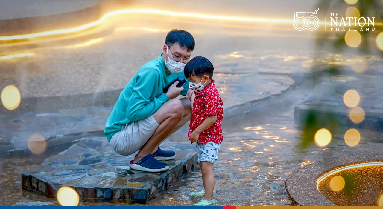 Bangkok’s new Khlong Chong Nonsi park lit up for holidays