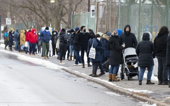 People line up to enter a COVID-19 vaccination clinic in Toronto, Canada, on Dec. 20, 2021. (Photo by Zou Zheng/Xinhua) 