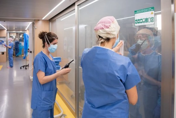 Medical workers communicate with colleagues inside a ward at a hospital in Barcelona, Spain, April 8, 2021.  (Photo by Francisco Avia/Xinhua)