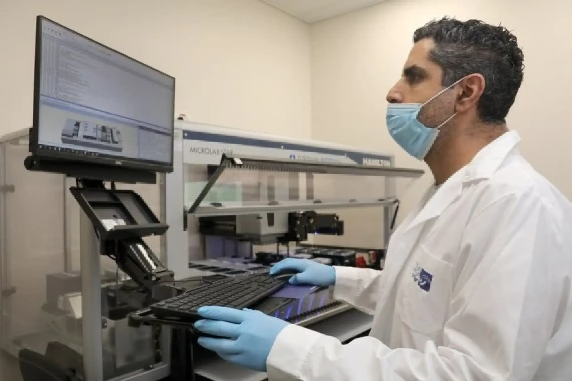 A medical worker tests samples in order to detect the new coronavirus variant Omicron in a laboratory of the Shamir Medical Center near Tel Aviv, Israel, on Dec. 1, 2021. (Gideon Markowicz/JINI via Xinhua)