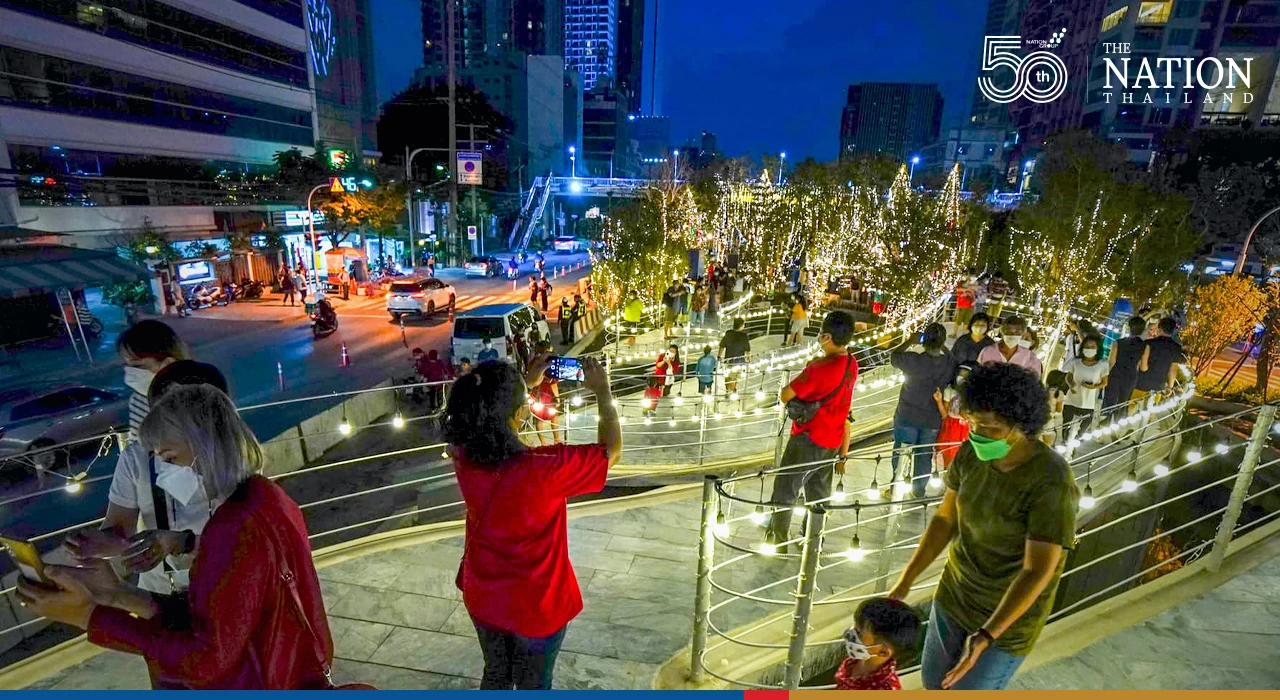 Bangkok’s new Khlong Chong Nonsi park lit up for holidays