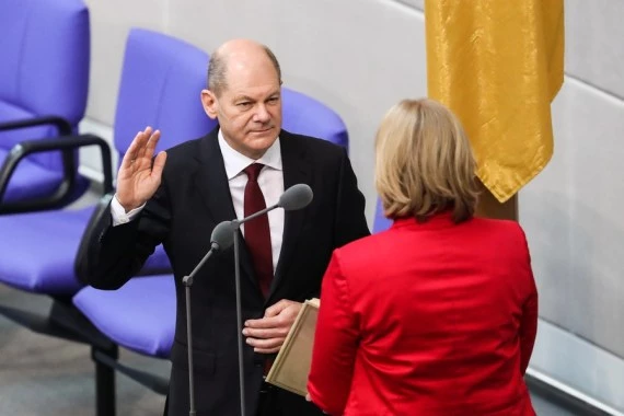 Olaf Scholz (L) takes the oath after being elected as chancellor at the Reichstag building in Berlin, capital of Germany, on Dec. 8, 2021. (Xinhua/Shan Yuqi)