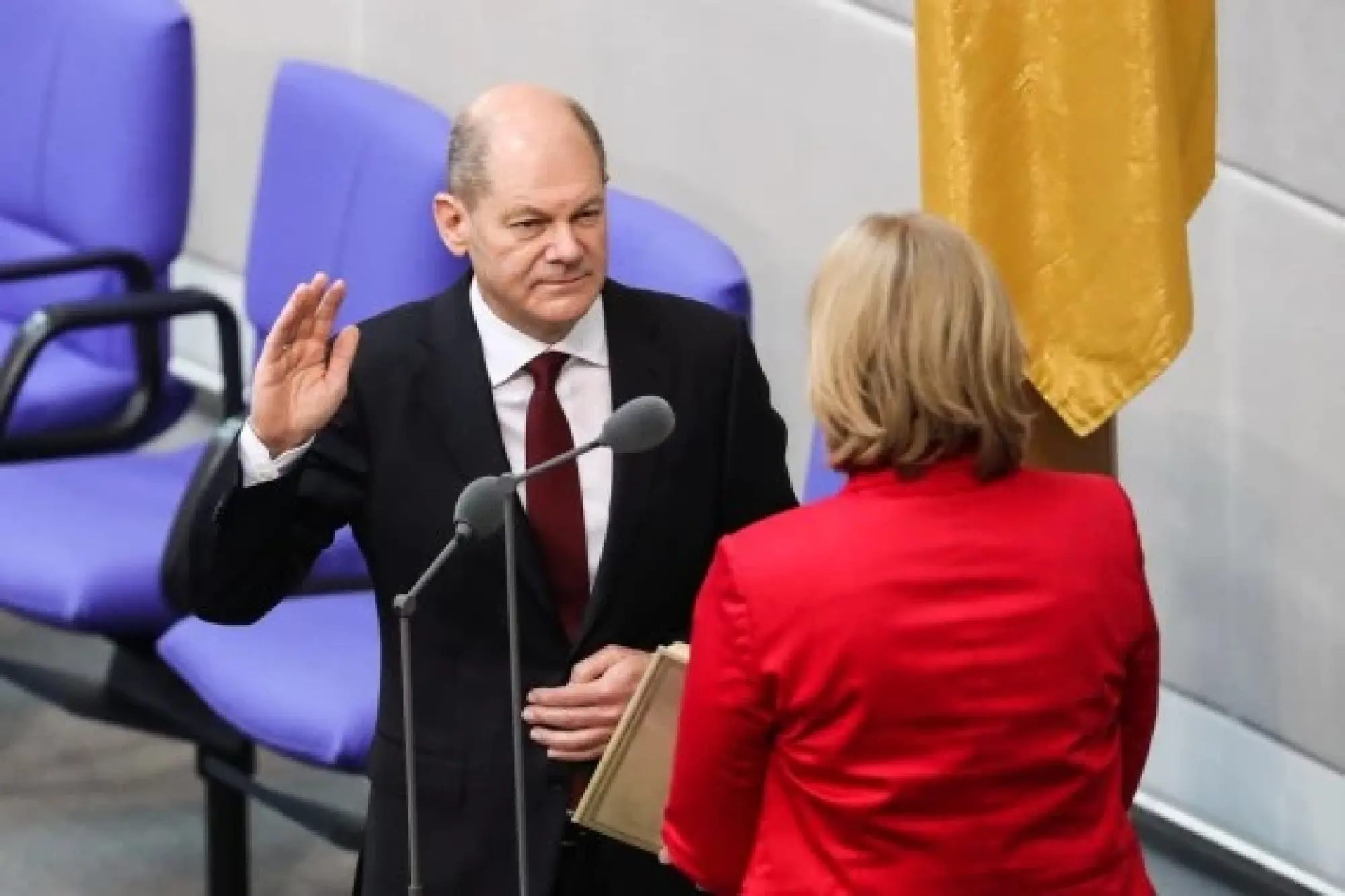 Olaf Scholz (L) takes the oath after being elected as chancellor at the Reichstag building in Berlin, capital of Germany, on Dec. 8, 2021. (Xinhua/Shan Yuqi)