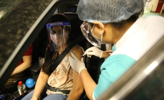 A health worker administers a dose of COVID-19 vaccine to a woman during a drive-through vaccination campaign in New Delhi, India, May 27, 2021. (Str/Xinhua)