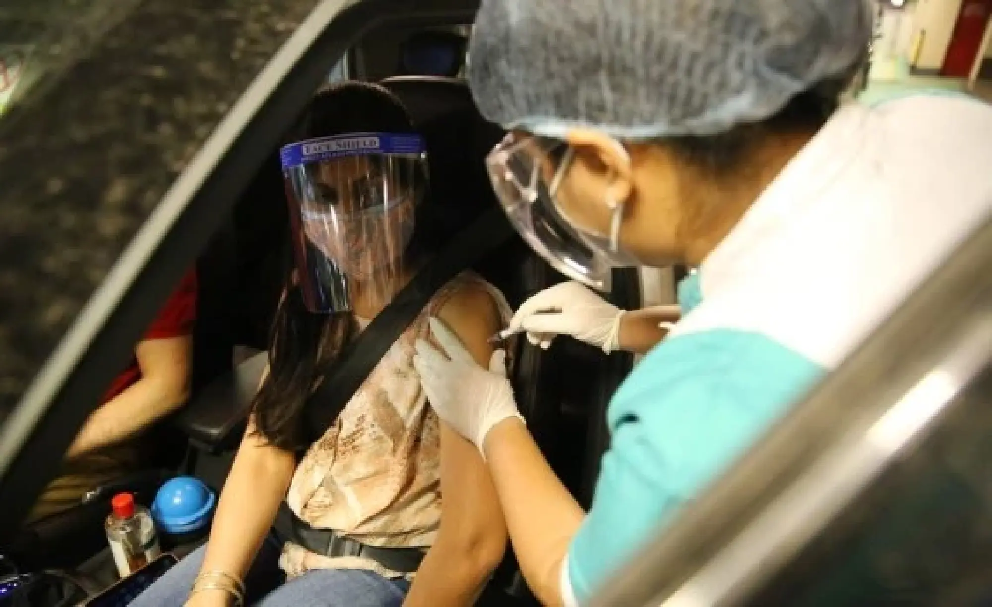 A health worker administers a dose of COVID-19 vaccine to a woman during a drive-through vaccination campaign in New Delhi, India, May 27, 2021. (Str/Xinhua)