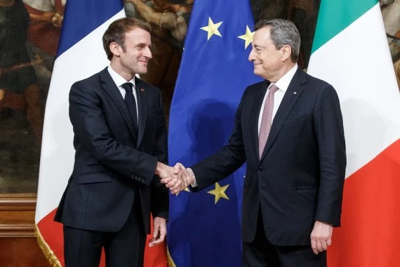 Italian Prime Minister Mario Draghi (R) shakes hand with French President Emmanuel Macron in Rome, Italy, on Nov. 25, 2021. (Str/Xinhua)