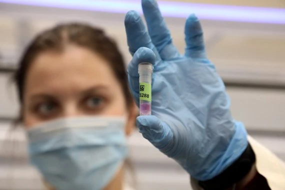 An Israeli medical laboratory worker tests samples in order to detect Omicron COVID-19 variant in a laboratory of the Shamir Medical Center near Tel Aviv, on Dec. 1, 2021. (Gideon Markowicz/JINI via Xinhua)