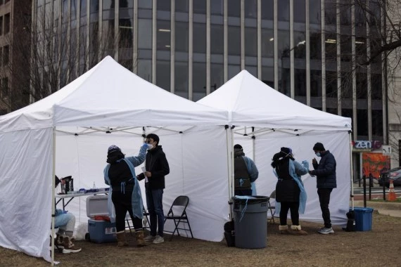 Medical workers take nasal swab samples for COVID-19 testing in Washington, D.C., the United States, on Jan. 13, 2022. (Photo by Ting Shen/Xinhua)