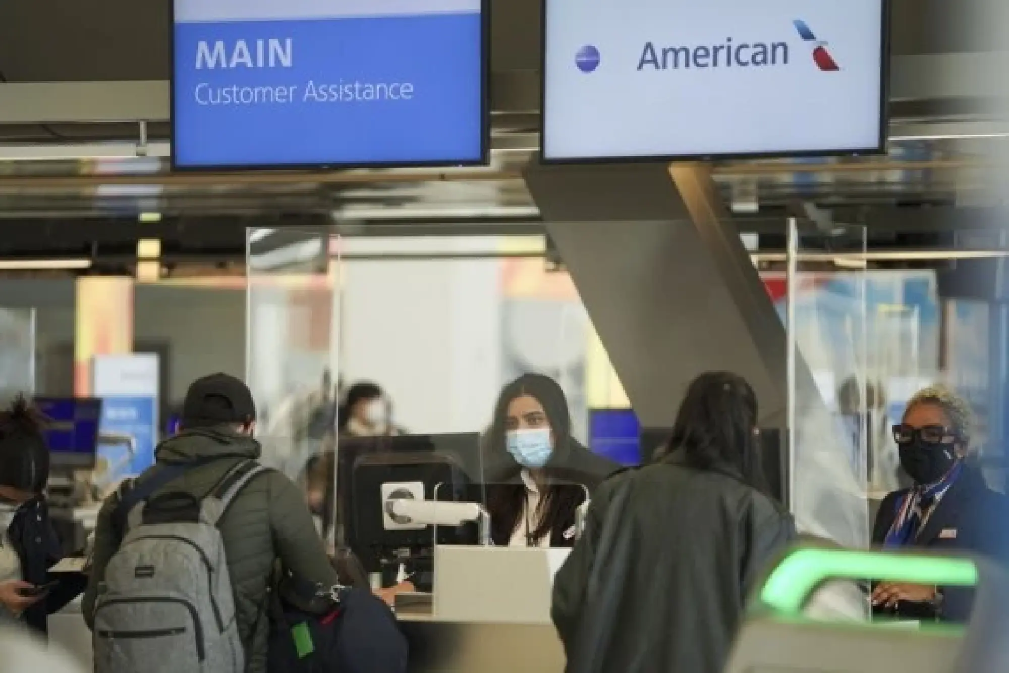 Travelers check in at LaGuardia Airport in New York, the United States, Nov. 24, 2021. (Xinhua/Wang Ying)