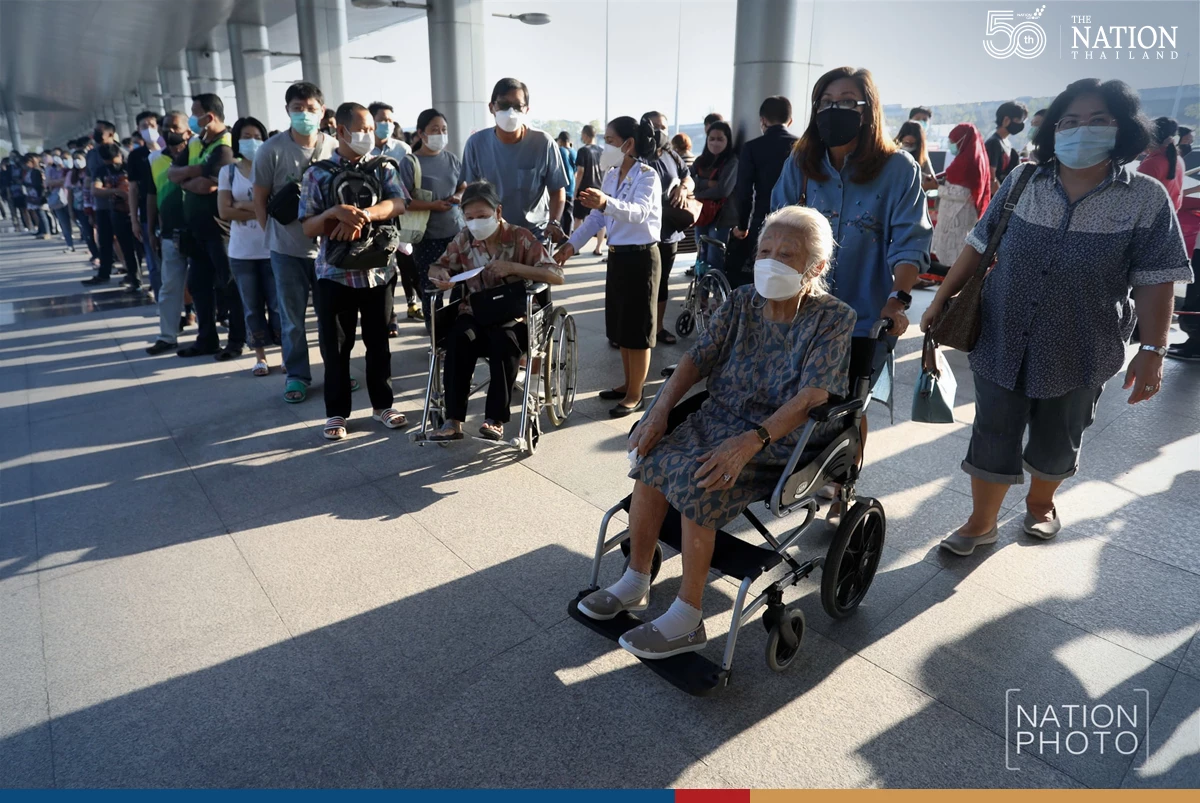 Bangkokians rush for jabs as Omicron wave rises