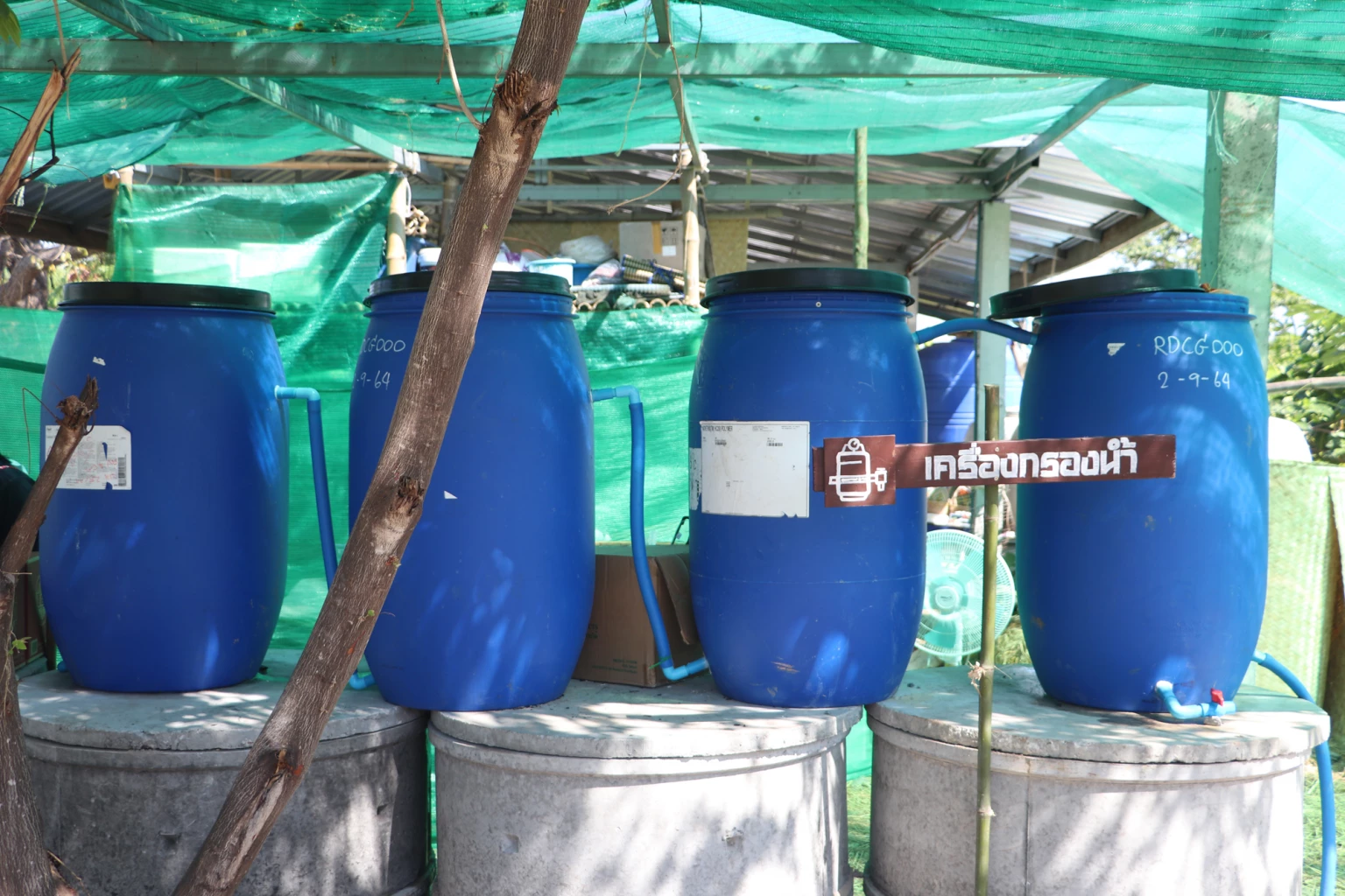 The natural water purifier is filtered through big and small stones, sand and coal.