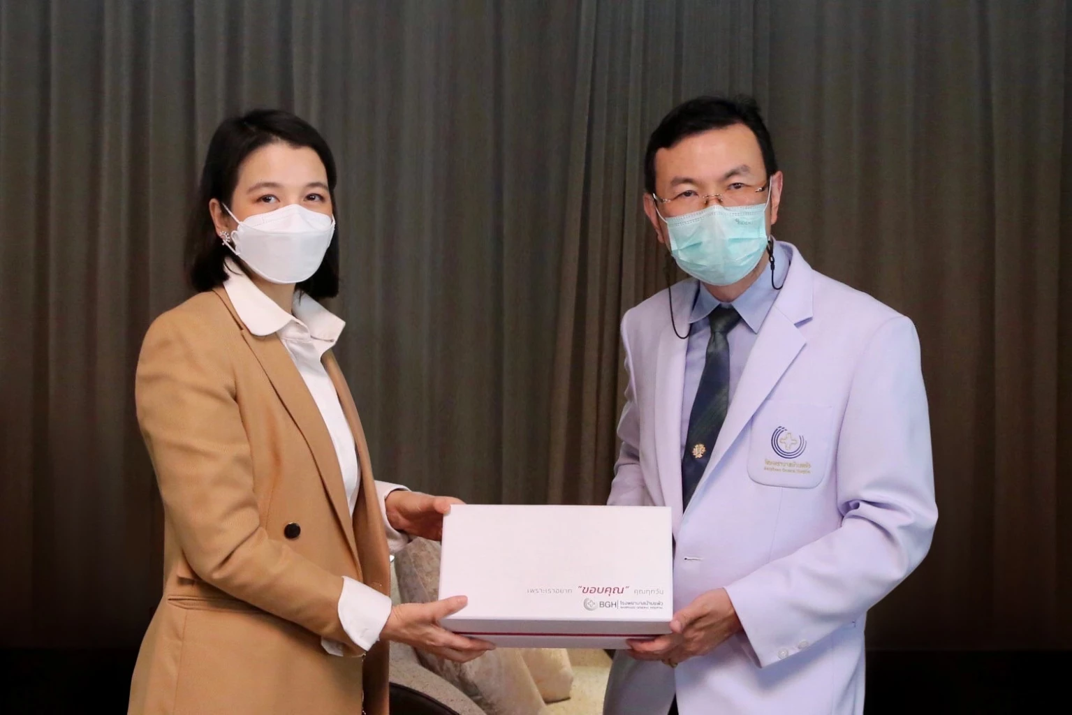 Banphaeo General Hospital presents a token of appreciation to Supachai-Busadee Chearavanont Foundation in supporting and donating fund to build “Heart, Breast and Vascular Center” for all hearts to keep beating  