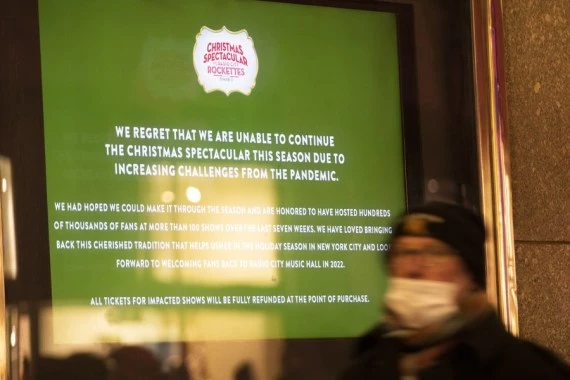 A notice of cancellation of Christmas Spectacular performance is seen outside Radio City Music Hall in New York, the United States, Dec. 20, 2021. (Xinhua/Wang Ying)