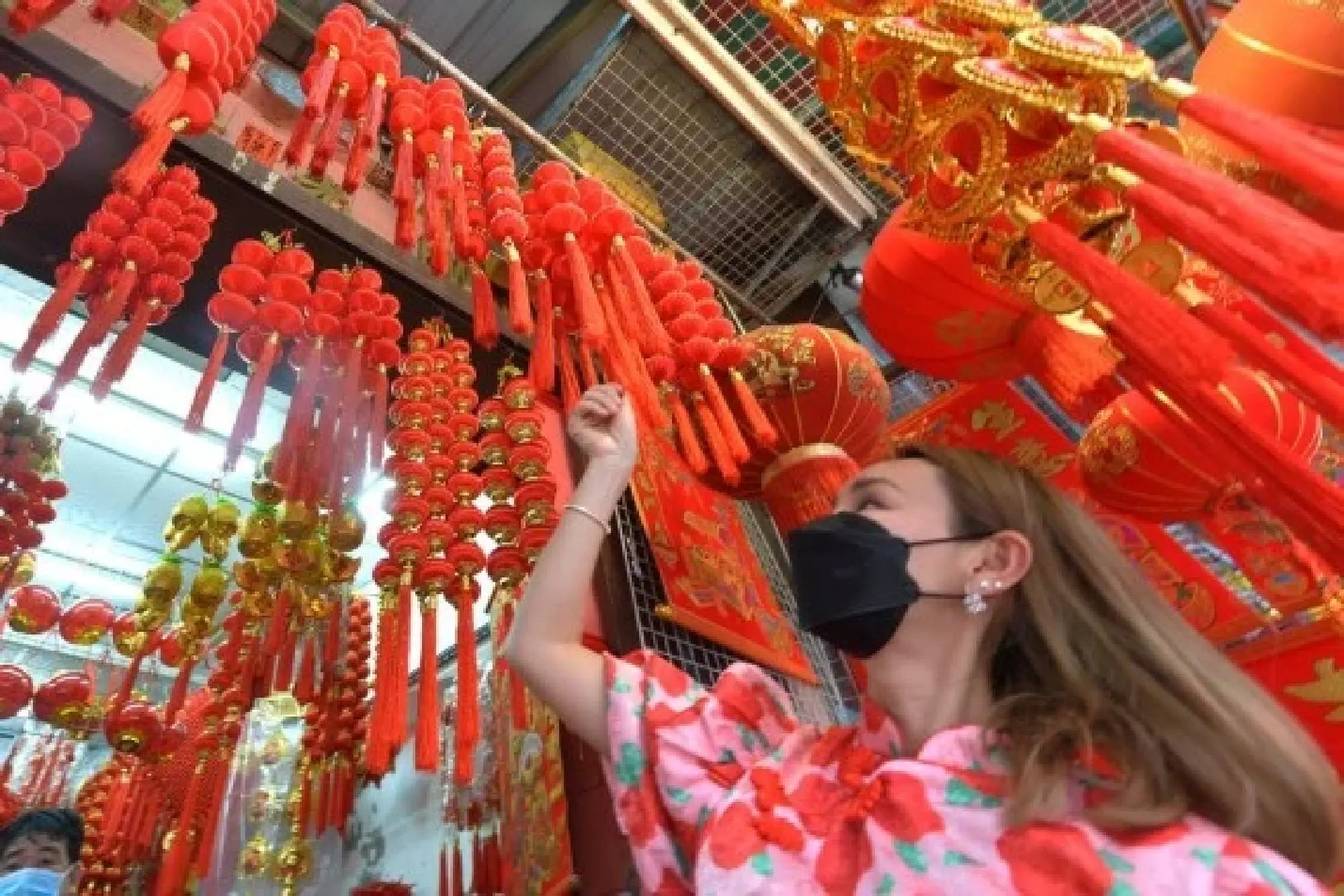 A customer picks Spring Festival decorations at a store in the China Town of Bangkok, Thailand, on Jan. 25, 2022. (Xinhua/Rachen Sageamsak) 