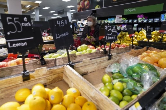 A customer shops for fruit at a Target store in New York, the United States, Jan. 12, 2022.  (Xinhua/Wang Ying)