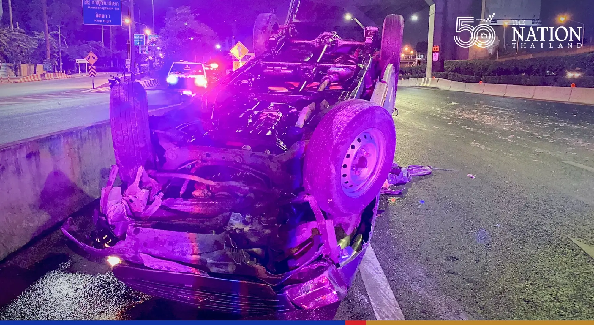 Chicken-laden truck overturns on Vibhavadi Rangsit Road, causes traffic jam