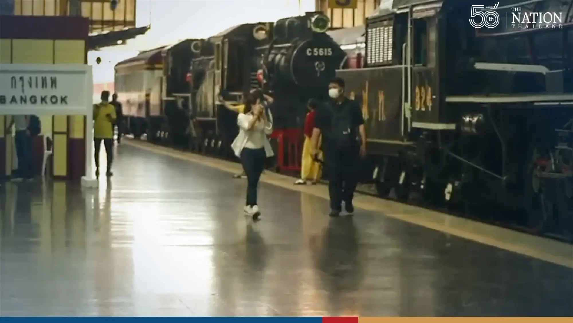 Great railway bazaar as Thais return to Bangkok after New Year