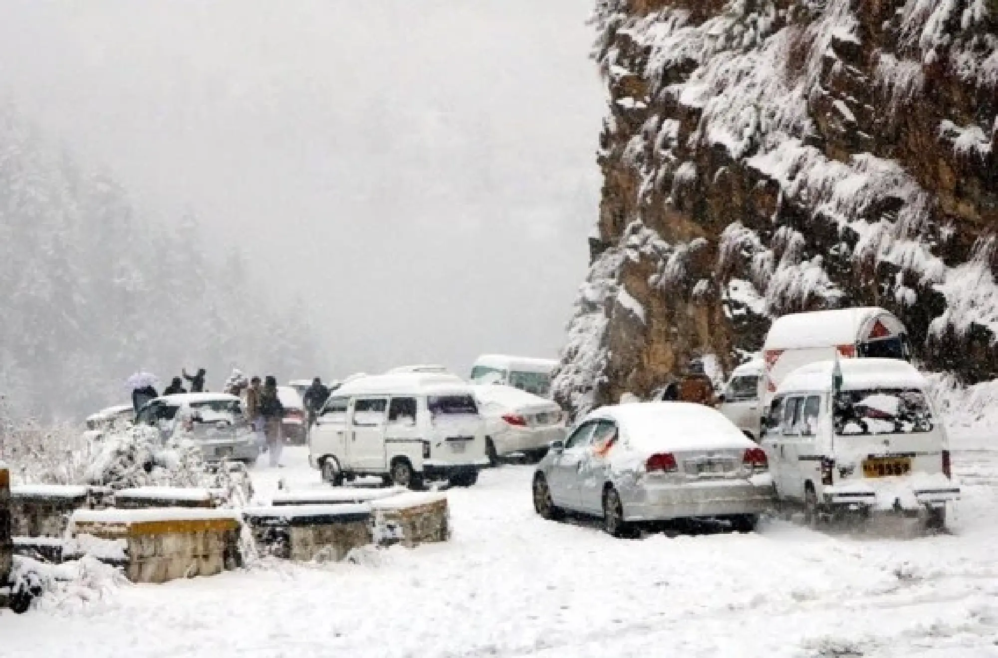 Vehicles are stranded in snow in north Pakistan's Murree on Jan. 8, 2022. (Str/Xinhua)