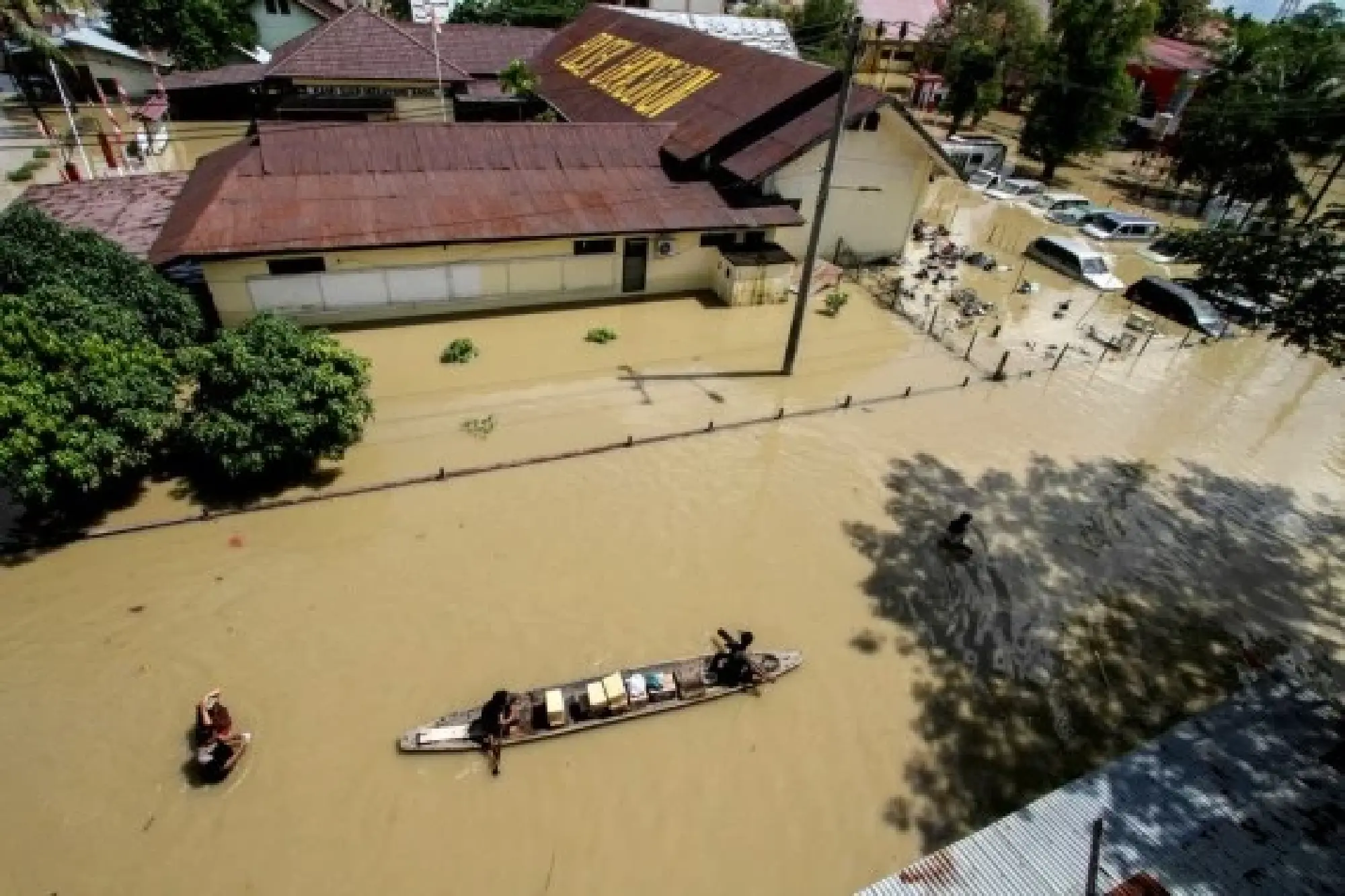 Vehicles and houses are inundated by floodwater in Lhoksukon of Aceh Province, Indonesia, Jan. 4, 2022. (Photo by Fachrul Reza/Xinhua)