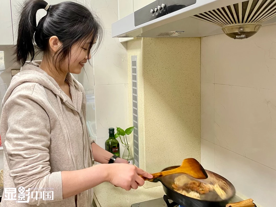 Photographing China: Young metro policewoman in Nanjing