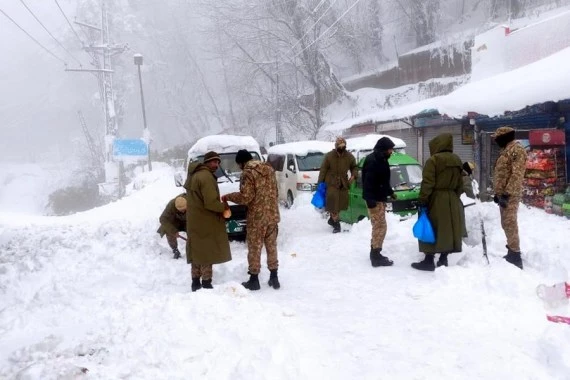 Photo released by Inter-Services Public Relations (ISPR) shows that Pakistani soldiers carry out rescue work in Murree, northern Pakistan, on Jan. 8, 2022. (ISPR/Handout via Xinhua)