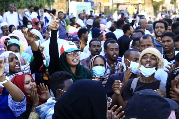 Sudanese citizens demonstrate on the street in Khartoum, Sudan, on Dec. 30, 2021. (Xinhua/Mohamed Khidir)