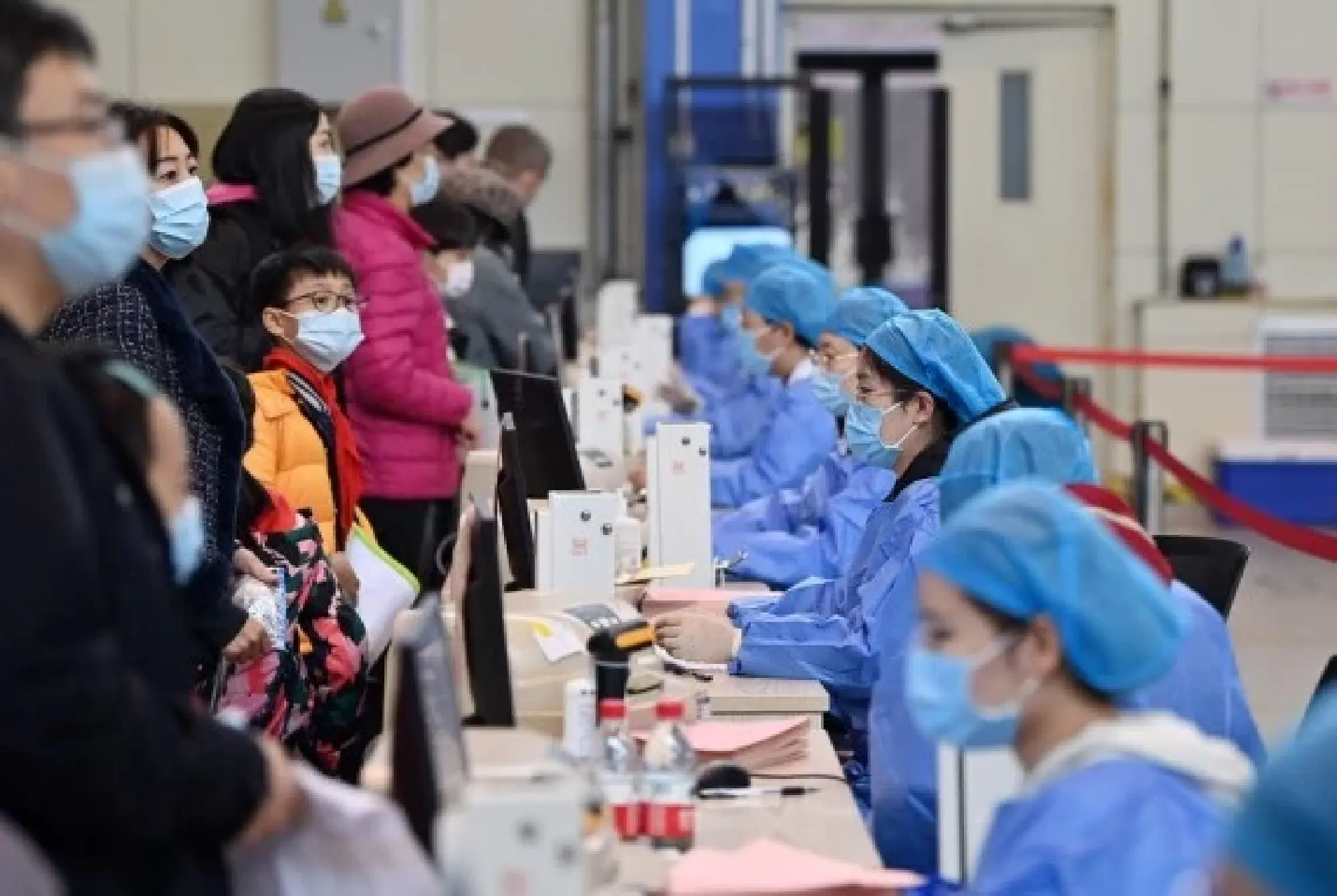 Children, accompanied by their parents, register their information to receive COVID-19 vaccine at a temporary vaccination site in north China's Tianjin, Nov. 4, 2021. Tianjin recently launched a COVID-19 vaccination campaign for children aged 3 to 11. (Xinhua/Li Ran)