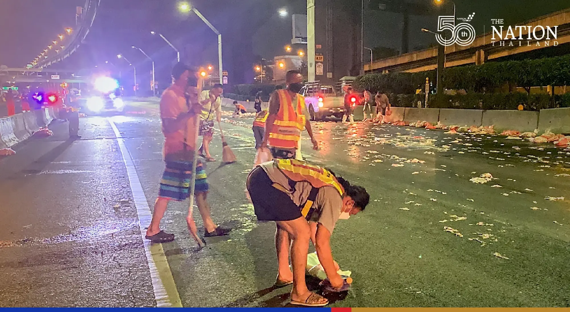 Chicken-laden truck overturns on Vibhavadi Rangsit Road, causes traffic jam