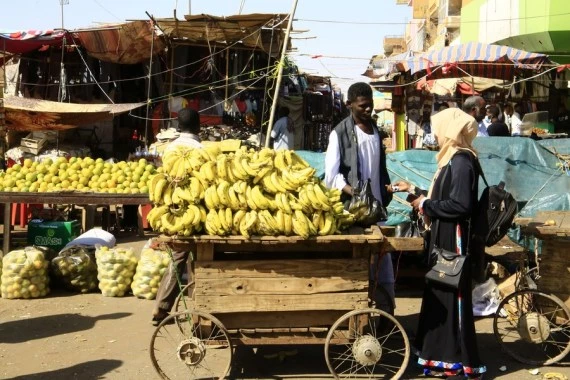 A vendor sells bananas in Bahri town, north of Khartoum, Sudan, on Dec. 22, 2021. (Xinhua/Mohamed Khidir)