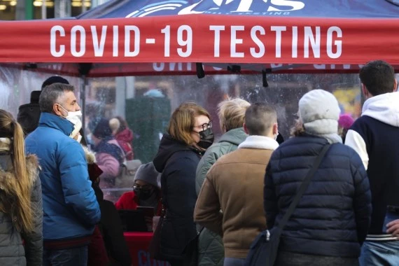 People wait for COVID-19 testing at the Times Square in New York, the United States, Dec. 13, 2021. (Xinhua/Wang Ying)