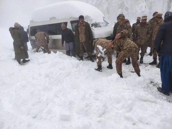 Photo released by Inter-Services Public Relations (ISPR) shows that Pakistani soldiers carry out rescue work in Murree, northern Pakistan, on Jan. 8, 2022.  (ISPR/Handout via Xinhua)