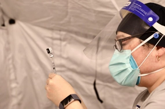A dose of COVID-19 vaccine is prepared at Garfield Medical Center, Monterey Park, Los Angeles County, California, the United States, Dec. 18, 2020. (Xinhua)