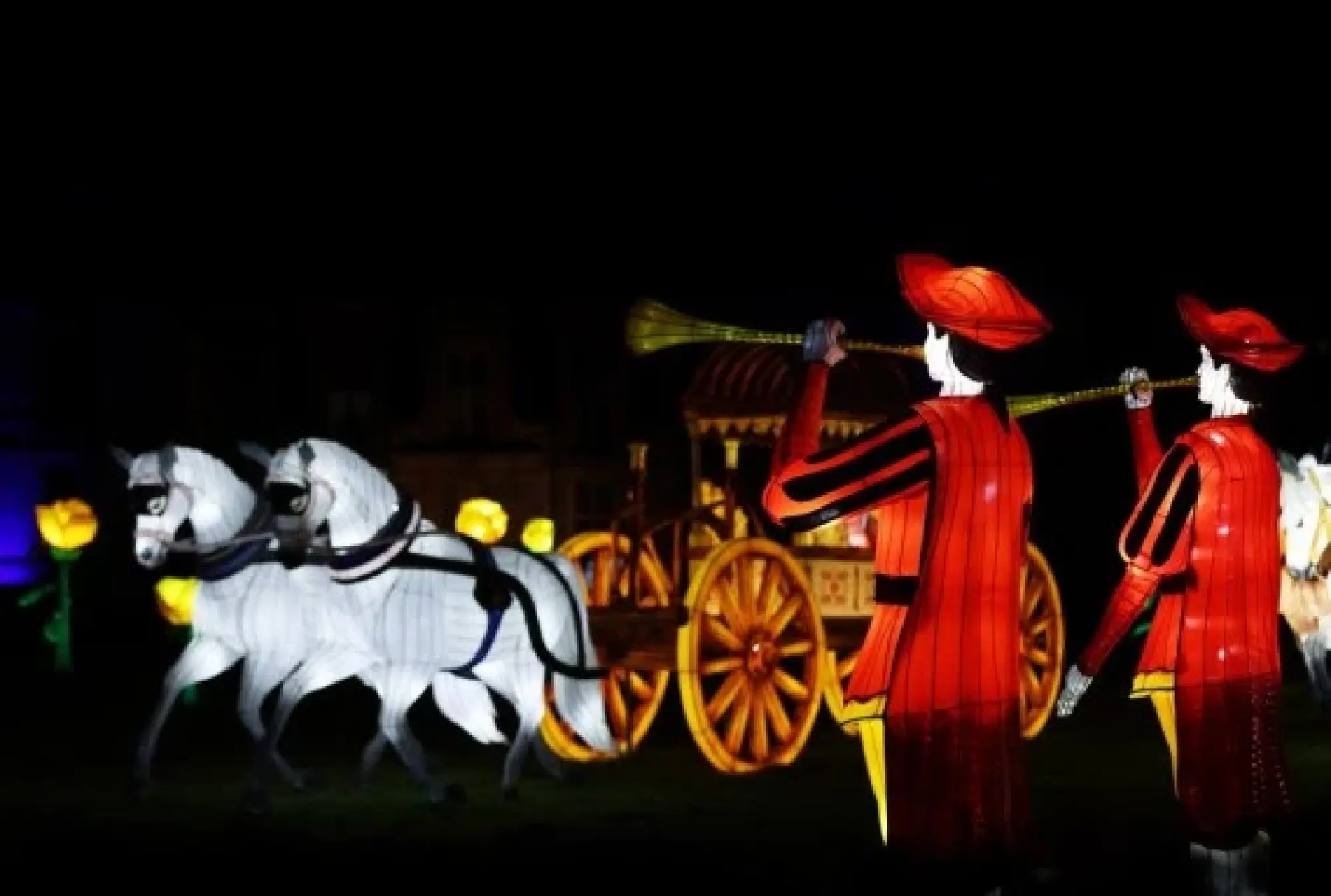  Illuminated sculptures are on display during a light festival at Thoiry zoo near Paris, France, Feb. 13, 2022.(Xinhua/Gao Jing)