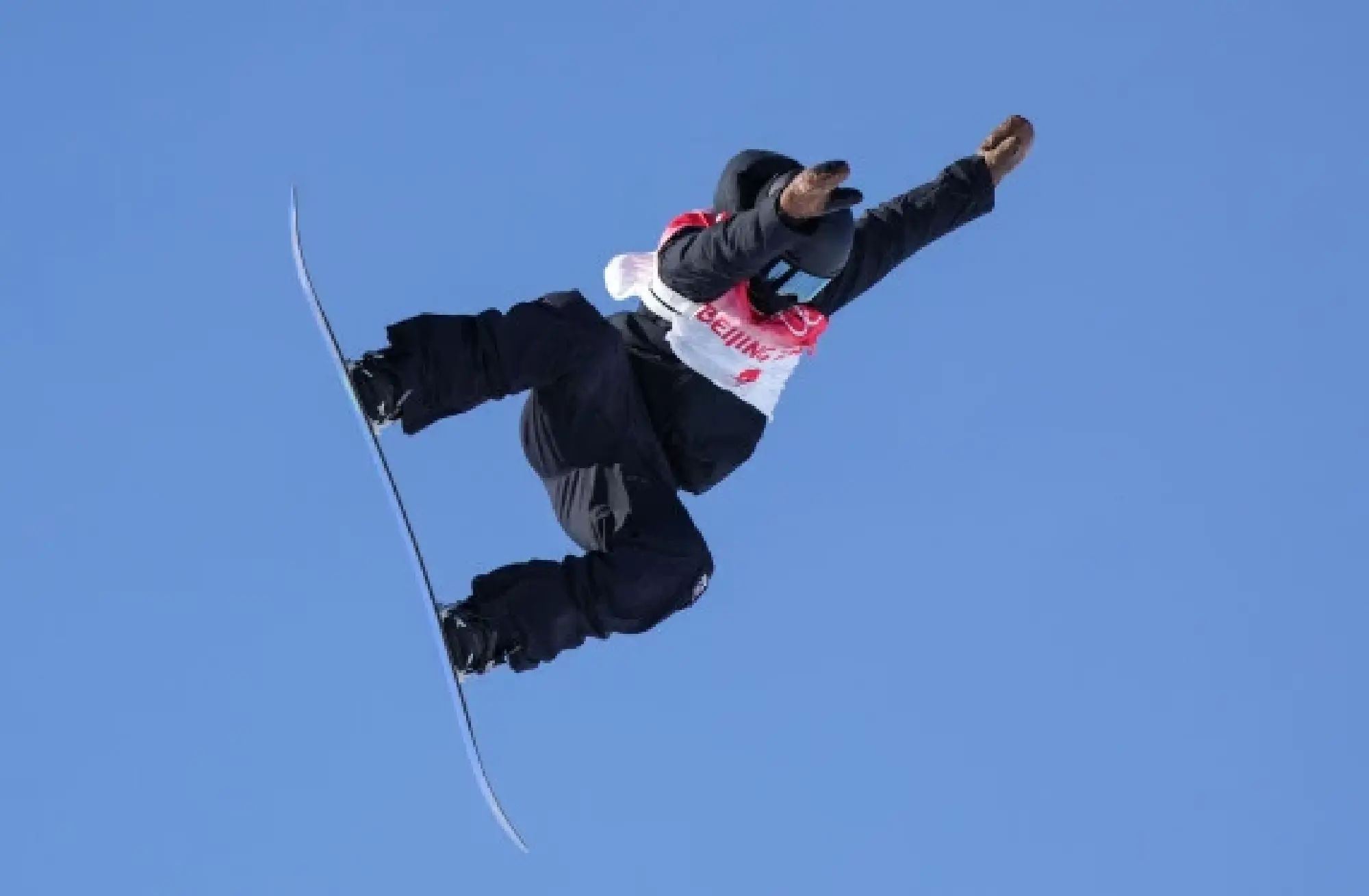 Zoi Sadowski Synnott of New Zealand competes during the women's snowboard slopestyle final at the Genting Snow Park in Zhangjiakou, north China's Hebei Province, Feb. 6, 2022. (Xinhua/Xue Yubin)