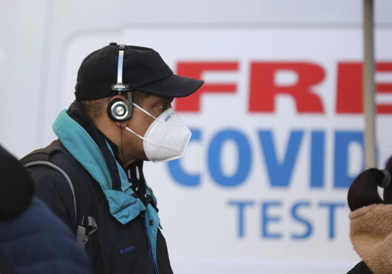 A man wearing a face mask walks on a street in Manhattan of New York, the United States, Jan. 19, 2022. (Xinhua/Wang Ying)