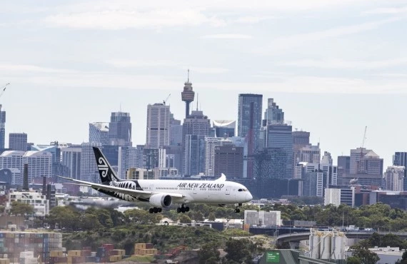 An Air New Zealand flight arrives at Sydney Airport in Sydney, Australia, on Feb. 21, 2022.  (Xinhua/Bai Xuefei)