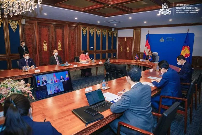Foreign minister Prak Sokhonn meets with ASEAN secretary-general Lim Jock Hoi via video conference at the ministry on Monday. Foreign Ministry 