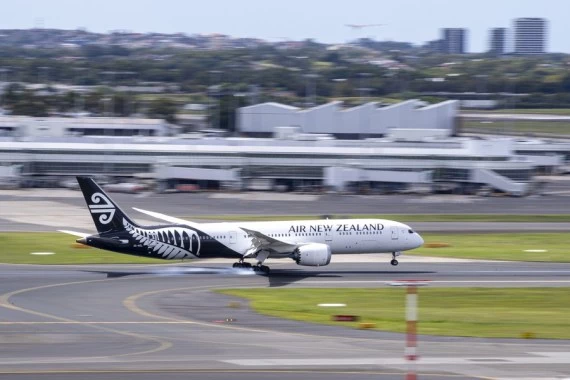 An Air New Zealand flight arrives at Sydney Airport in Sydney, Australia, on Feb. 21, 2022.  (Xinhua/Bai Xuefei)