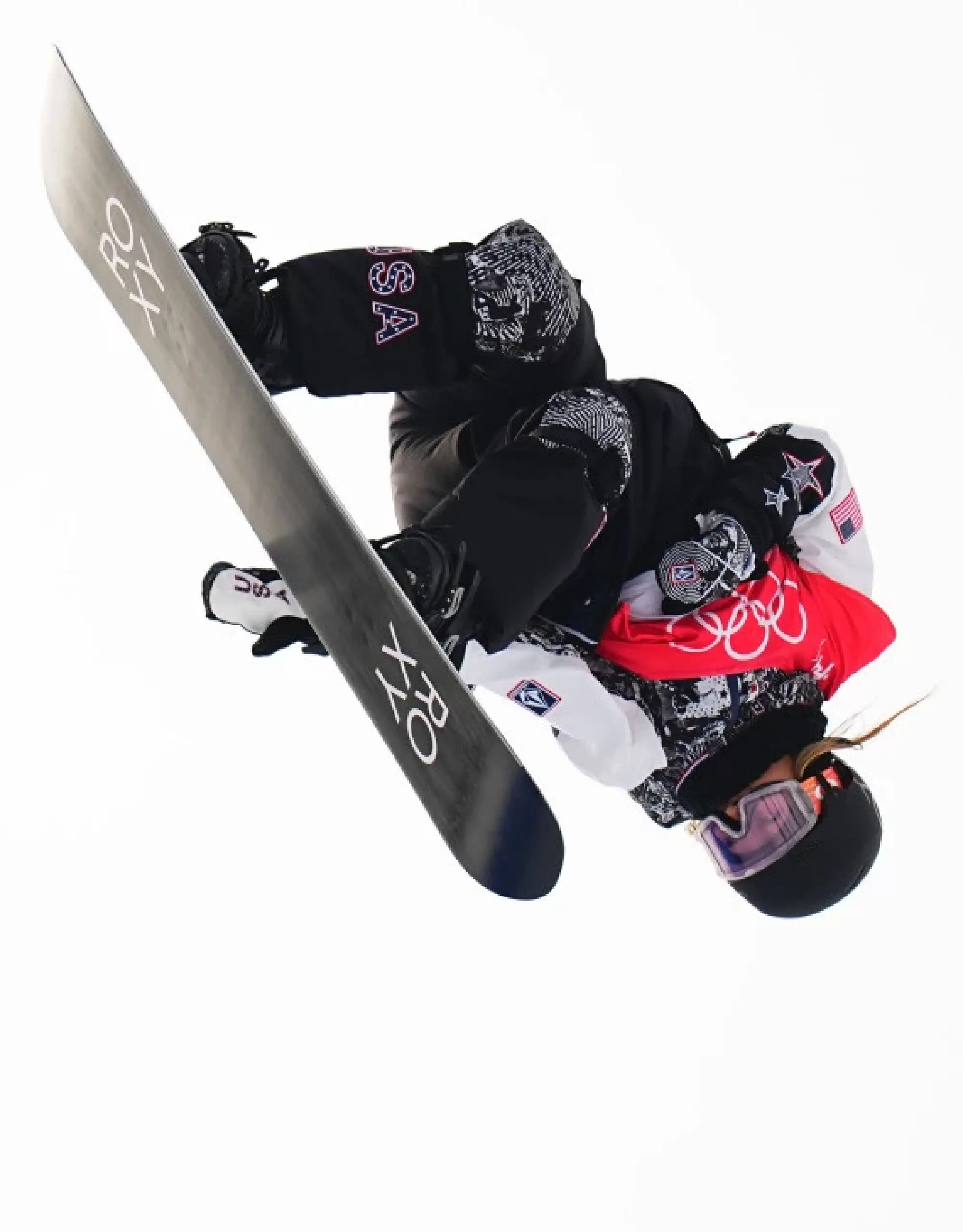 Chloe Kim of the United States competes during the women's snowboard halfpipe final at Genting Snow Park in Zhangjiakou, north China's Hebei Province, Feb. 10, 2022. (Xinhua/Xu Chang)