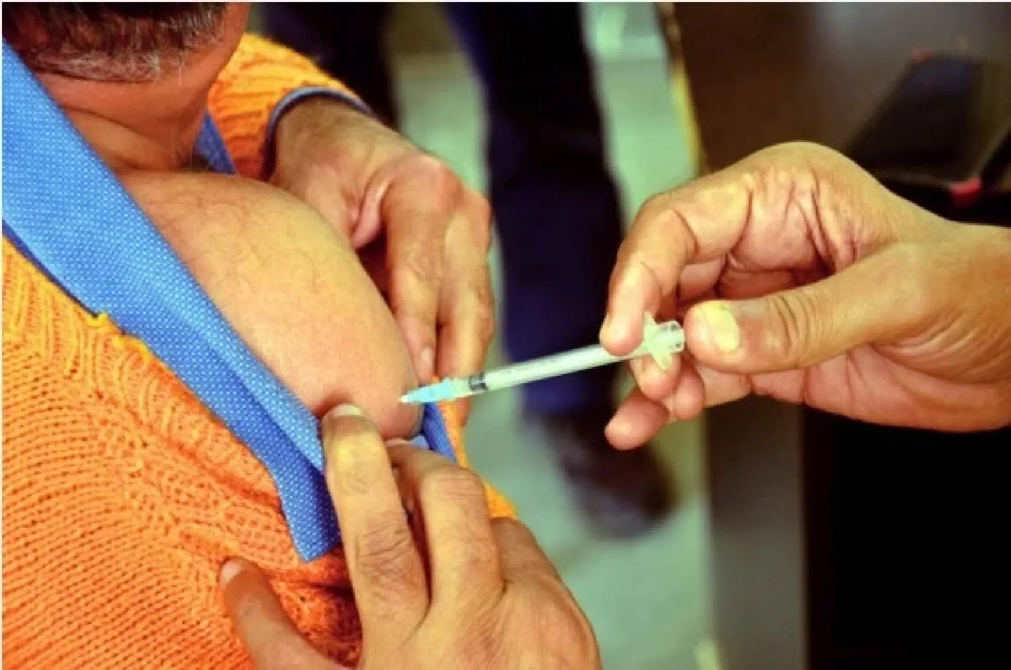 A health worker inoculates a person with a dose of COVID-19 vaccine at a vaccine center in Haridwar, northern Indian state of Uttarakhand, Jan. 11, 2022. (Str/Xinhua)