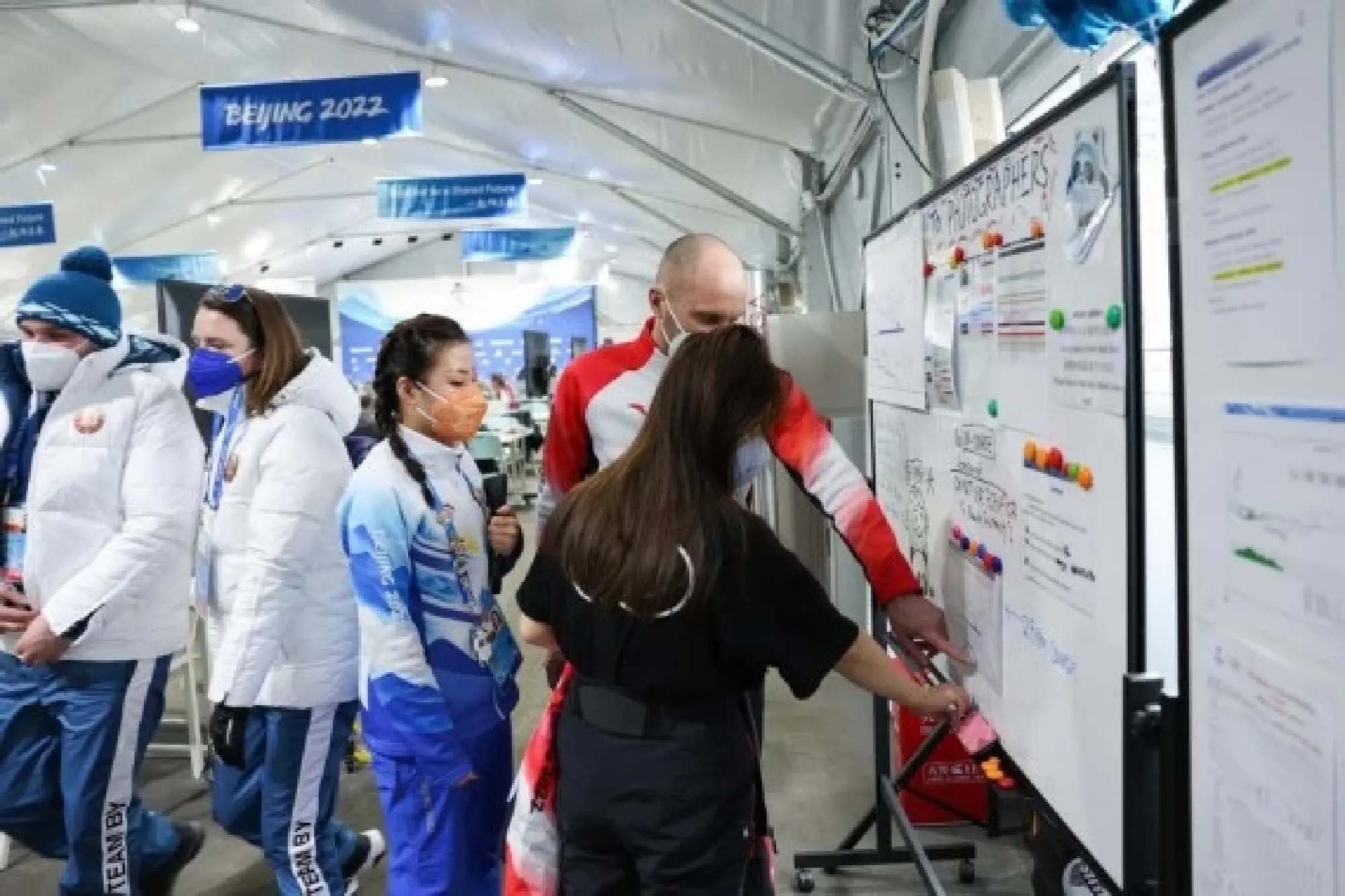 Han Zhebin (3rd L), a volunteer of the Beijing 2022 Winter Olympics, takes part in a briefing on photographing work at National Biathlon Centre in Zhangjiakou, North China's Hebei Province, Feb. 11, 2022. (Xinhua/Ding Ting)