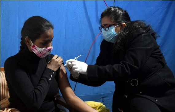 A girl receives a dose of COVID-19 vaccine in New Delhi, India, Jan. 3, 2022. (Xinhua/Partha Sarkar)