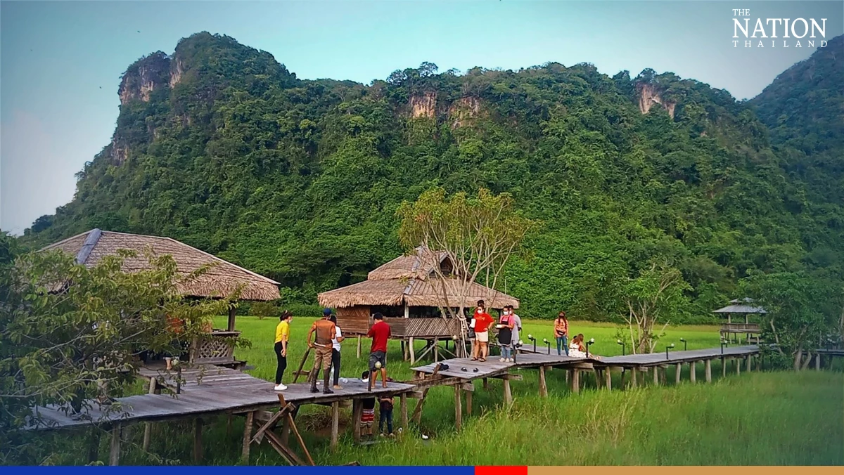 4 tourists injured as wooden bridge collapsed in Phatthalung