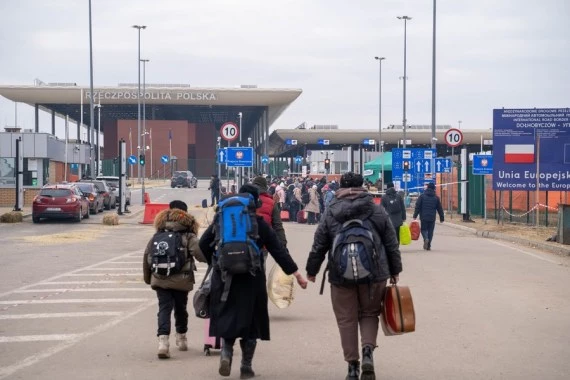 Ukrainian people move towards a border crossing at the border area between Ukraine and Poland. (Xinhua/Ren Ke)