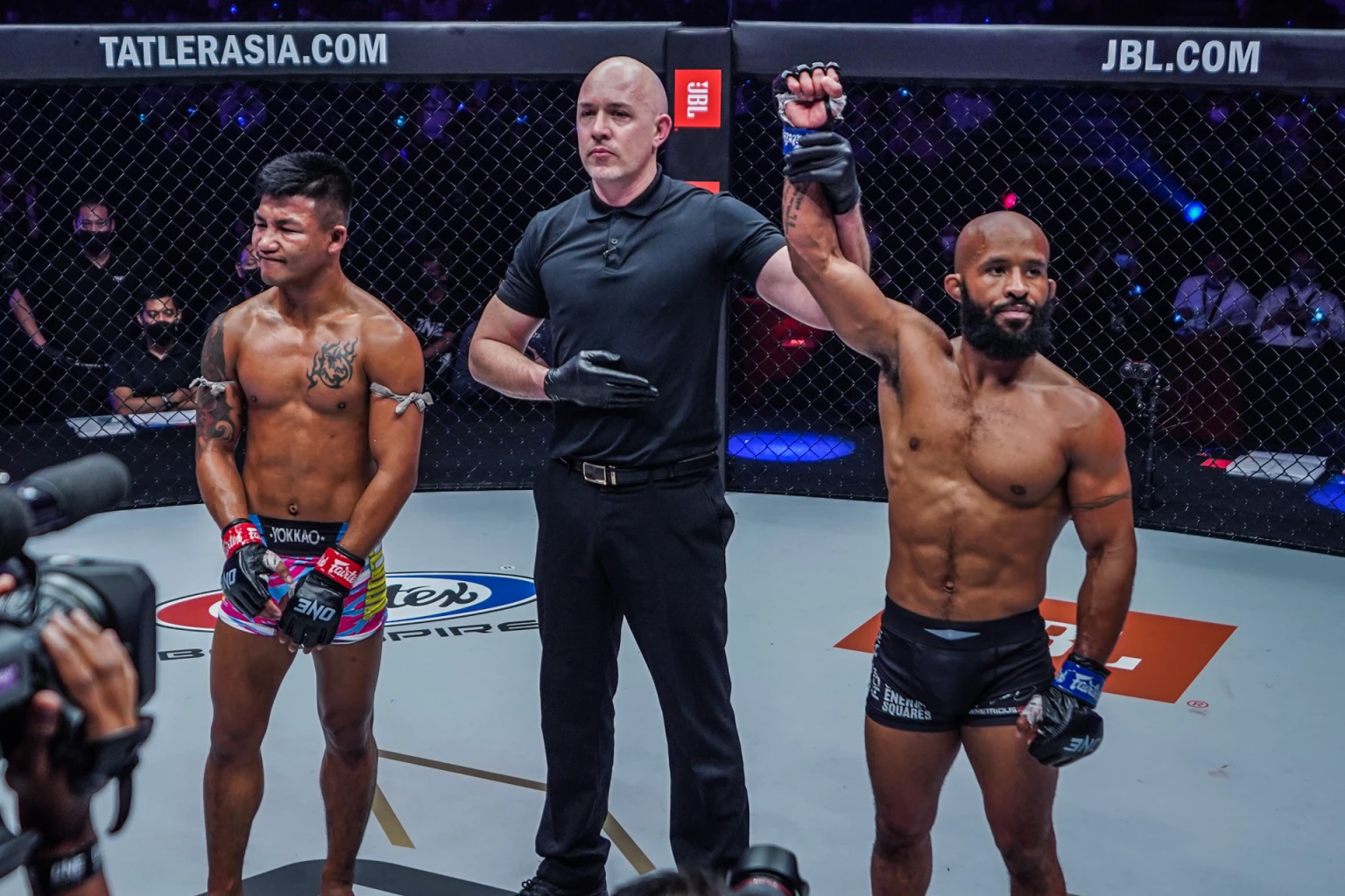  Demetrious Johnson survived a ferocious first round with ONE Flyweight Muay Thai World Champion Rodtang Jitmuangnon