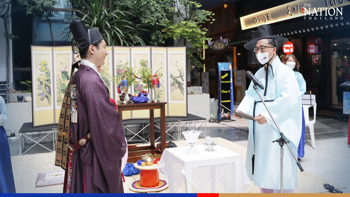 Thai-Korean couple get married Korean style in Bangkok