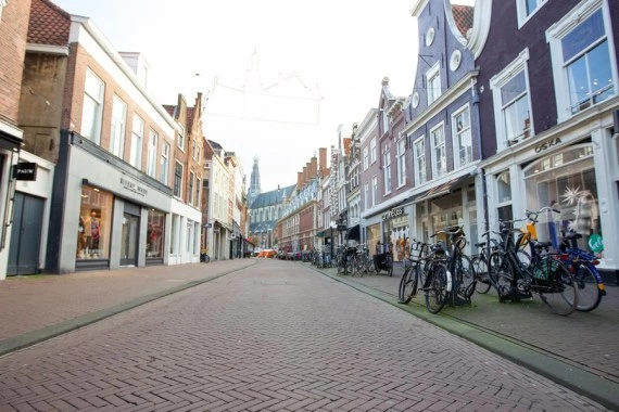 Photo taken on Dec. 20, 2021 shows an empty shopping street in Haarlem, the Netherlands. (Photo by Sylvia Lederer/Xinhua)