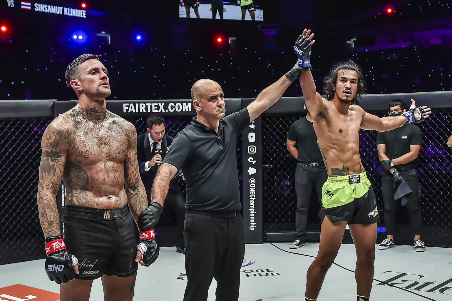 Sinsamut Klinmee def. Nieky Holzken via knockout at 1:39 of round two