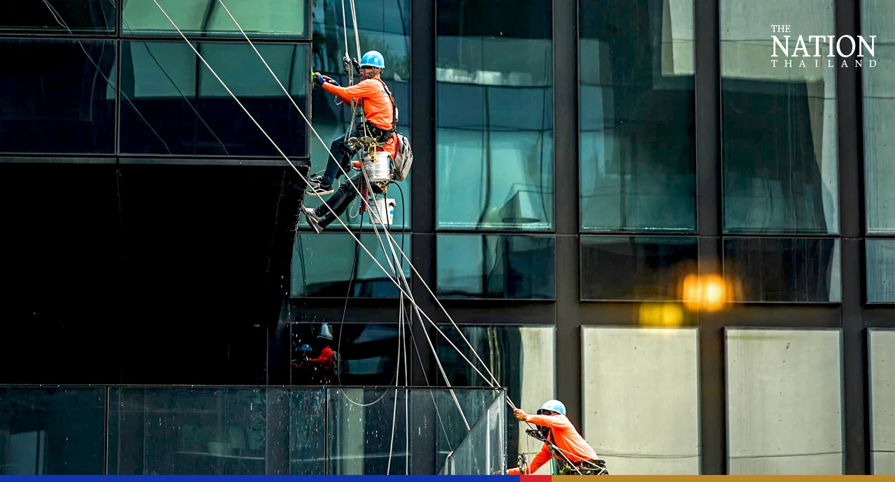 Cleaning skyscraper windows not for the faint of heart